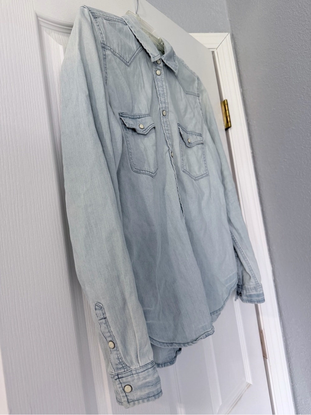 {American Eagle Outfitters} Light Wash Denim Blue Pearl Button-Down Shirt - Picture 10 of 15